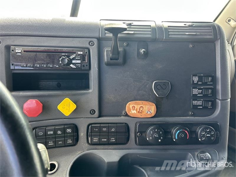 Freightliner Cascadia 125 6x4 T/A Sleeper Truck Tractor Тягачі