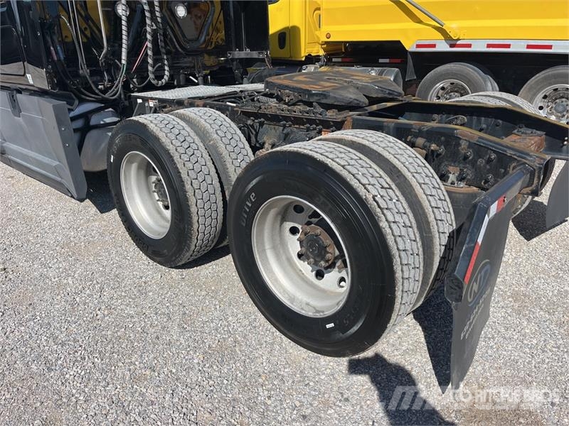 Freightliner Cascadia 126 6x4 T/A Sleeper Truck Tractor Sattelzugmaschinen