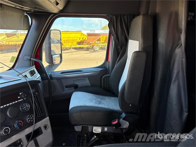 Freightliner Cascadia 126 6x4 T/A Sleeper Truck Tractor Vilcēji