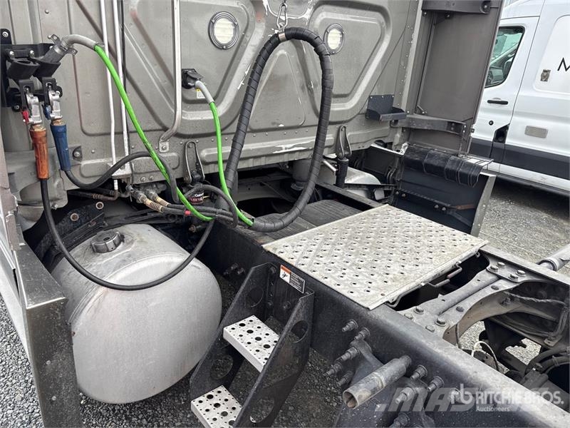 Freightliner Cascadia 126 6x4 T/A Sleeper Truck Tractor Sattelzugmaschinen