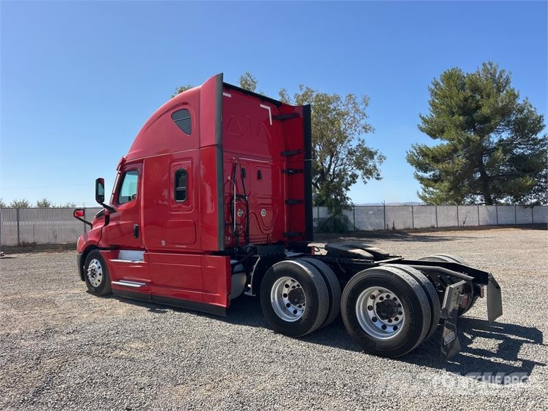 Freightliner Cascadia 126 T/A Sleeper Truck Tractor Tractor Units