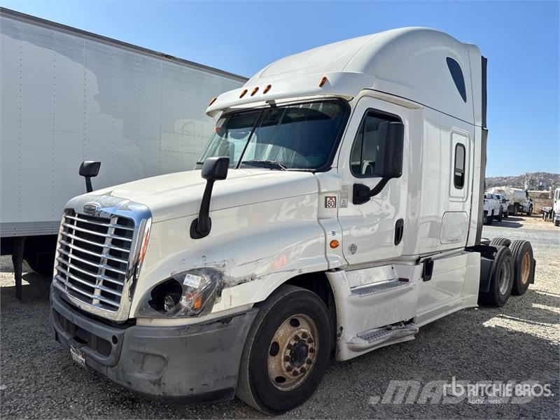 Freightliner Cascadia 125 6x4 T/A Sleeper Truck Tractor Tegljači