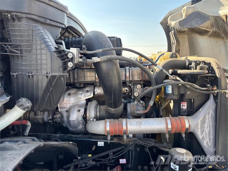 Freightliner Cascadia 126 6x4 T/A Sleeper Truck Tractor Vilcēji