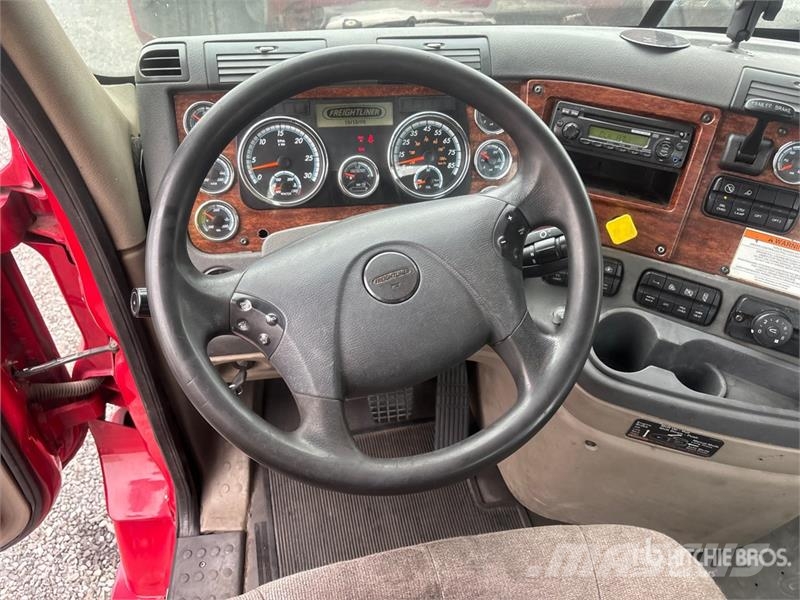 Freightliner Cascadia 125 8x4 Tri/A Day Cab Truck Tractor Vilcēji