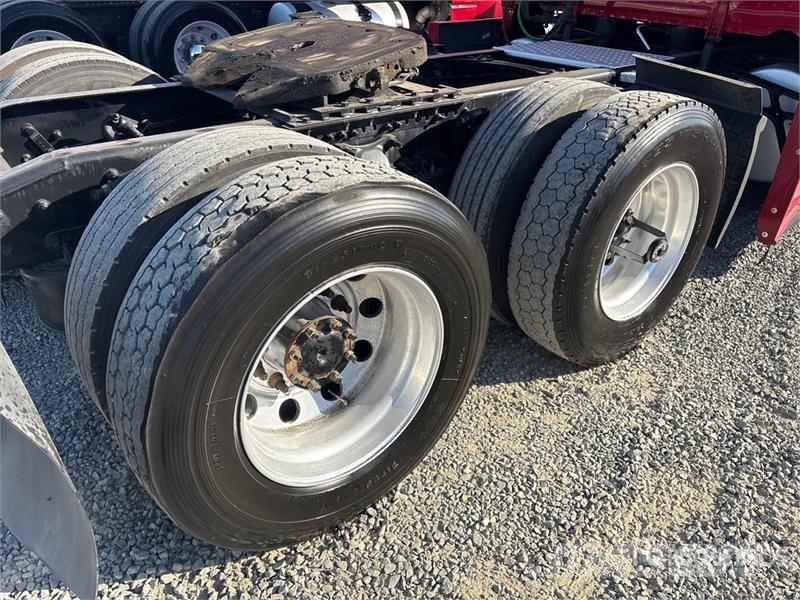 Freightliner Cascadia 126 6x4 T/A Sleeper Truck Tractor وحدات الجر
