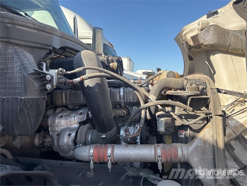 Freightliner Cascadia 126 6x4 T/A Sleeper Truck Tractor Тягачі