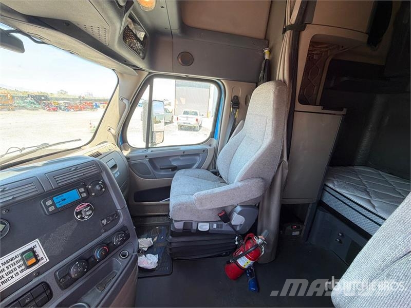 Freightliner Cascadia 125 6x4 T/A Sleeper Truck Tractor Vlačilci