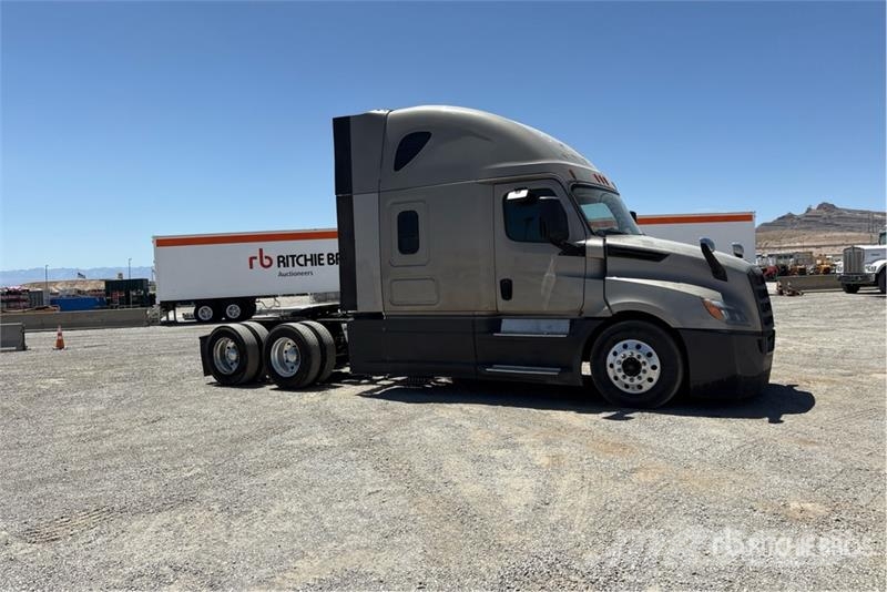 Freightliner Cascadia 126 6x4 T/A Sleeper Truck Tractor (Inoper Vilcēji