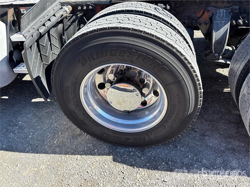 Freightliner Cascadia 125 6x4 T/A Sleeper Truck Tractor Tractor Units