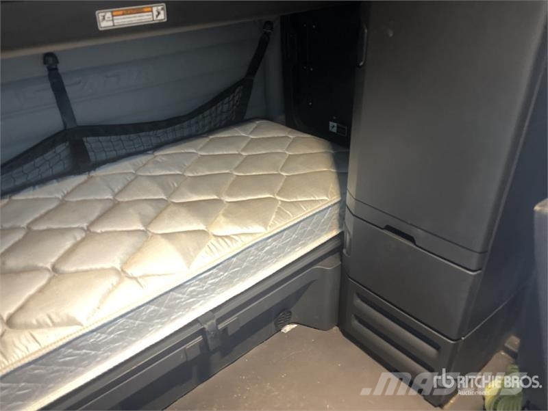 Freightliner Cascadia 126 8x4 Tri/A Sleeper Truck Tractor Trekkvogner