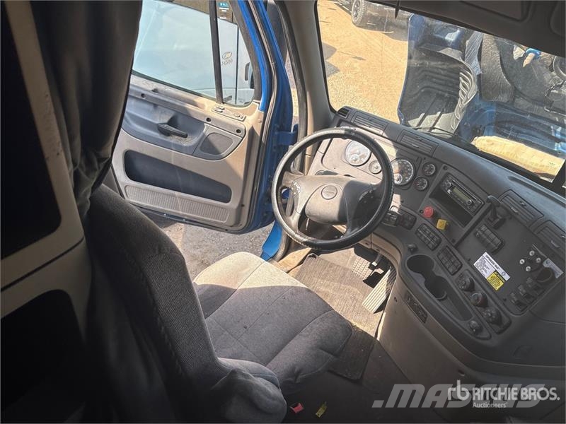 Freightliner Cascadia 125 6x4 T/A Sleeper Truck Tractor (Inoper 트랙터 유닛