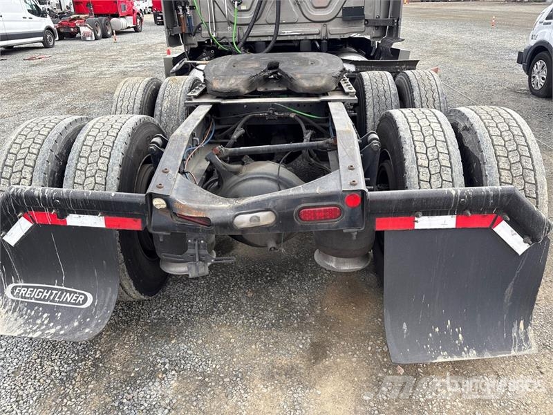 Freightliner Cascadia 126 6x4 T/A Sleeper Truck Tractor Sattelzugmaschinen