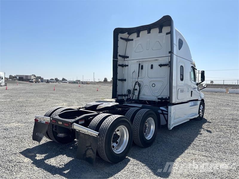 Freightliner Cascadia 126 6x4 T/A Sleeper Truck Tractor Vlačilci