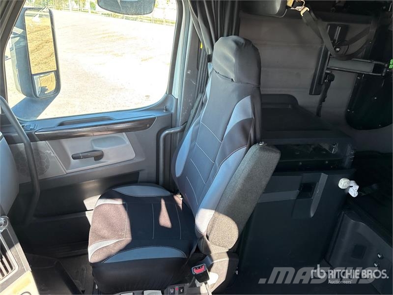 Freightliner Cascadia 126 6x4 T/A Sleeper Truck Tractor Седельные тягачи