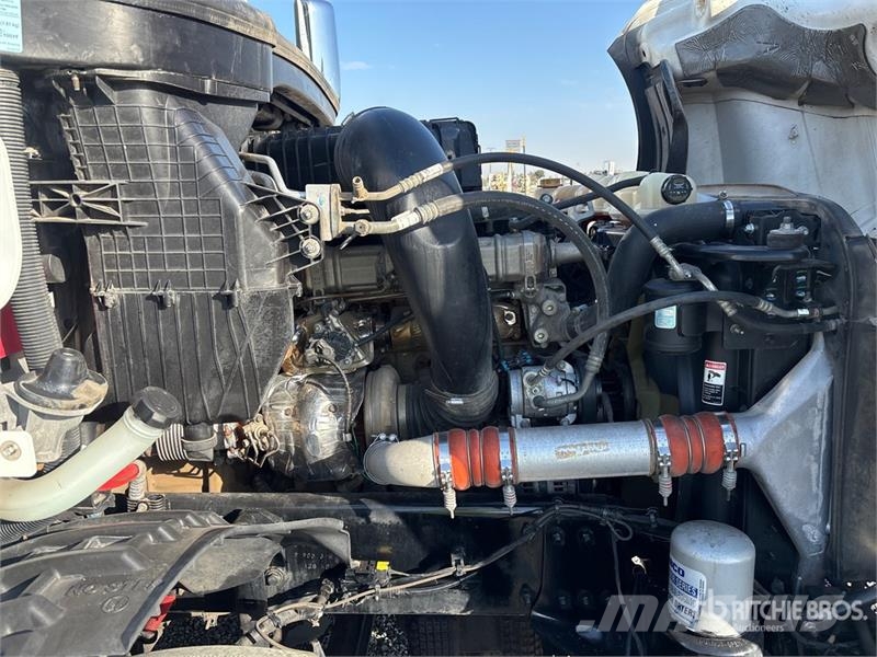 Freightliner Cascadia 126 6x4 T/A Sleeper Truck Tractor وحدات الجر