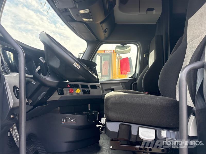 Freightliner Cascadia 6x4 T/A Sleeper Truck Tractor Влекачи