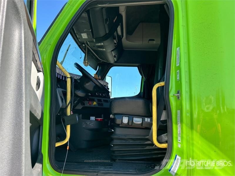 Freightliner Cascadia 126 T/A Sleeper Truck Tractor Vetopöytäautot