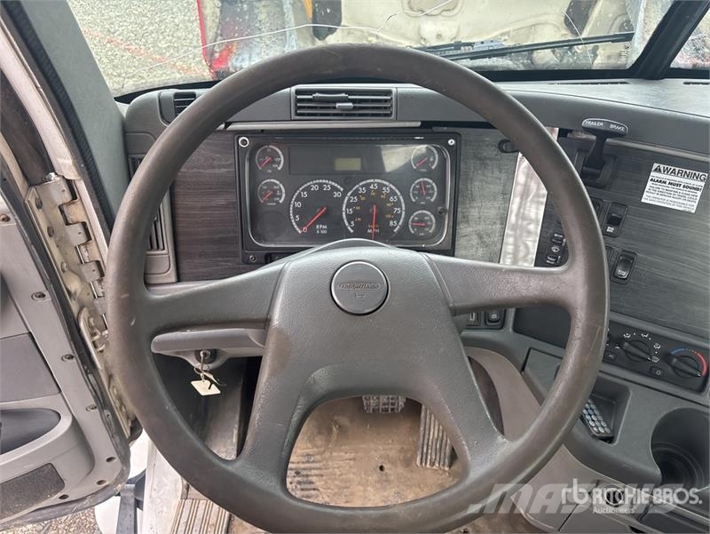 Freightliner Columbia 120 6x4 T/A Day Cab Truck Tractor Vlačilci
