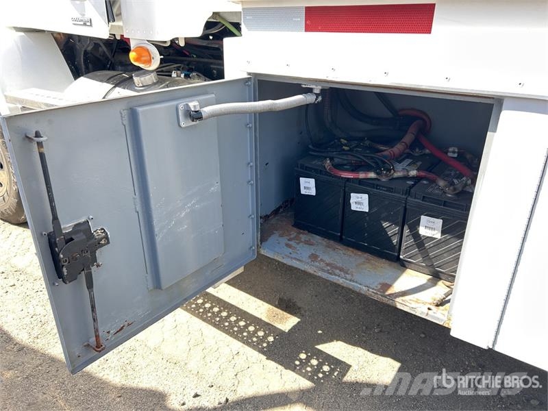 Freightliner Columbia 112 6x4 Lube Truck Säiliöautot