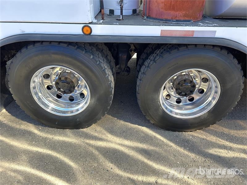 Freightliner Columbia 112 6x4 Lube Truck Säiliöautot