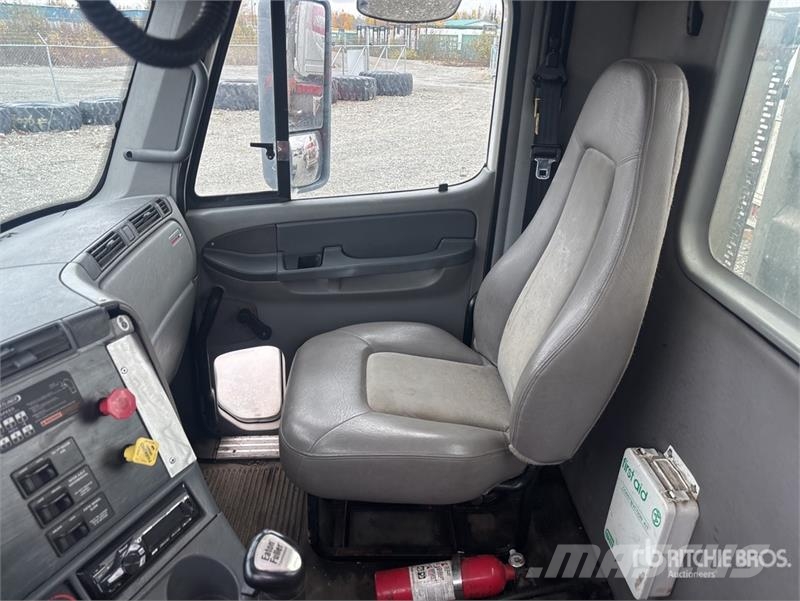 Freightliner Columbia 120 6x4 T/A Day Cab Truck Tractor Vlačilci
