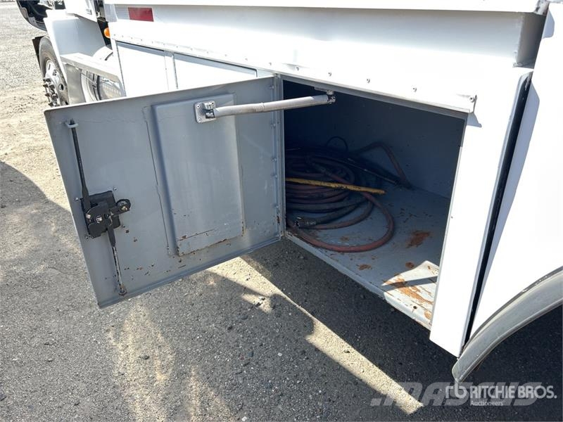 Freightliner Columbia 112 6x4 Lube Truck Säiliöautot