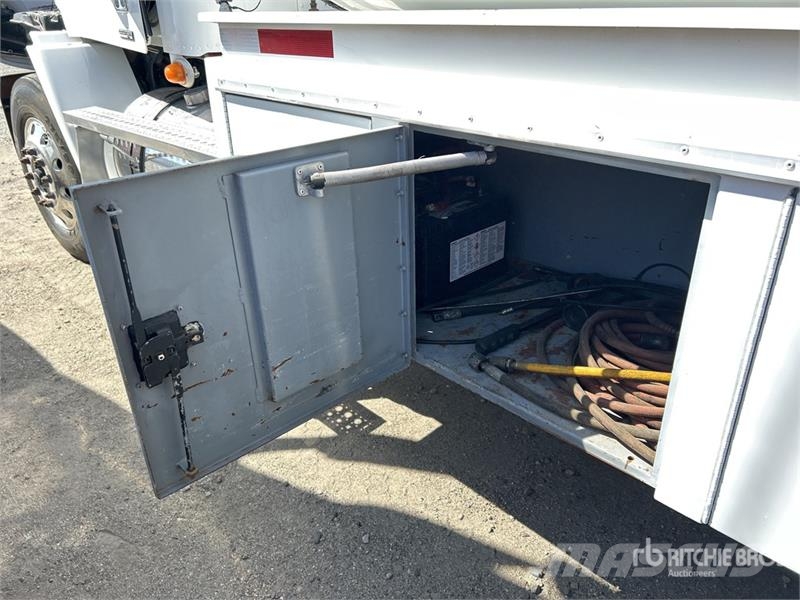 Freightliner Columbia 112 6x4 Lube Truck Säiliöautot