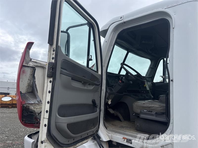Freightliner Columbia 120 6x4 T/A Day Cab Truck Tractor Vlačilci