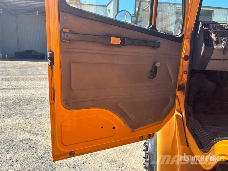 Freightliner FL-70 4x2 Service Truck Kommunal-Sonderfahrzeuge