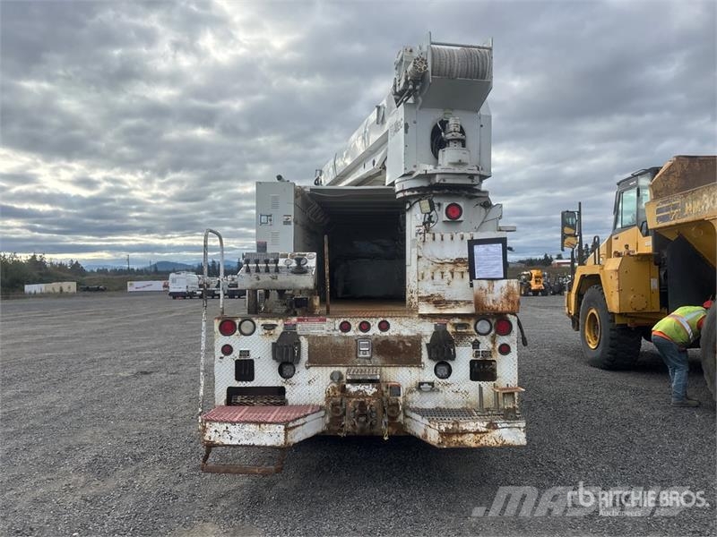 Freightliner FL 80 移動式鑽機車