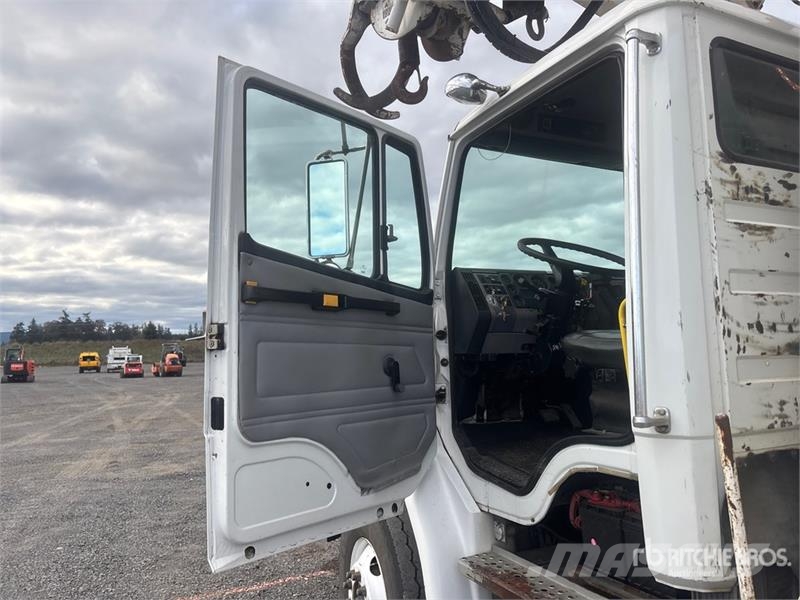Freightliner FL 80 移動式鑽機車