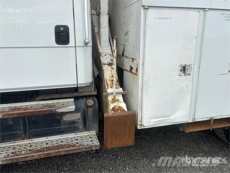Freightliner FL 80 移動式鑽機車