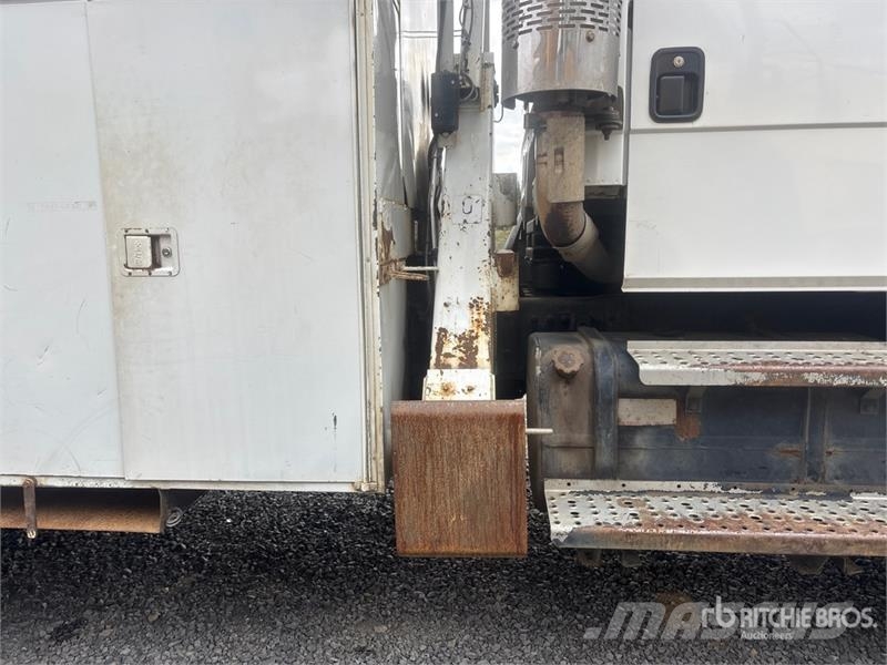 Freightliner FL 80 移動式鑽機車
