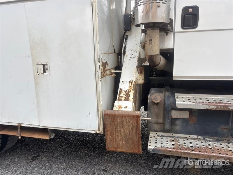 Freightliner FL 80 移動式鑽機車