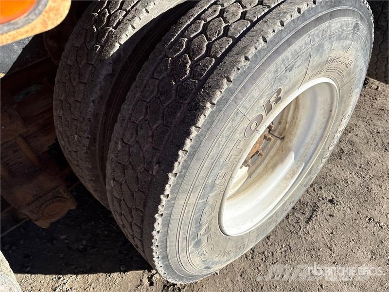 Freightliner FL112 8x4 Tri/A Dump Truck Самоскиди