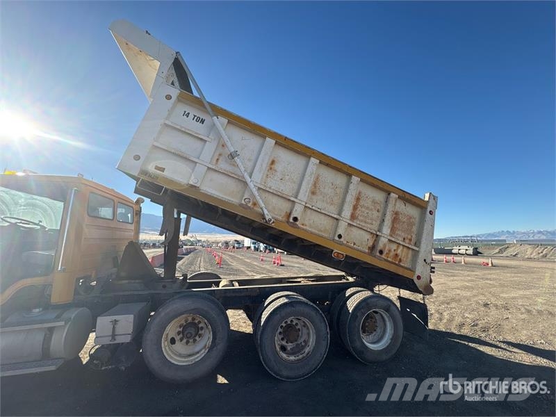 Freightliner FL112 8x4 Tri/A Dump Truck Самоскиди