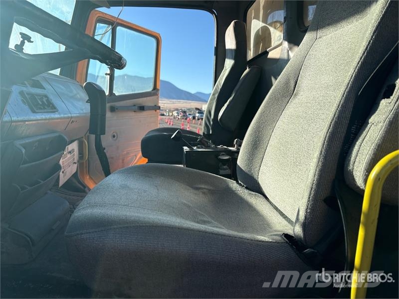 Freightliner FL112 8x4 Tri/A Dump Truck Самоскиди