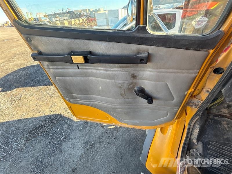Freightliner FL112 8x4 Tri/A Dump Truck Самоскиди