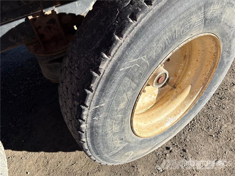 Freightliner FL112 8x4 Tri/A Dump Truck Самоскиди
