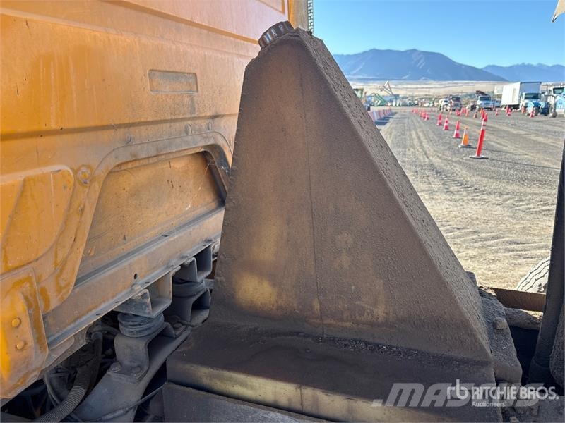 Freightliner FL112 8x4 Tri/A Dump Truck Самоскиди