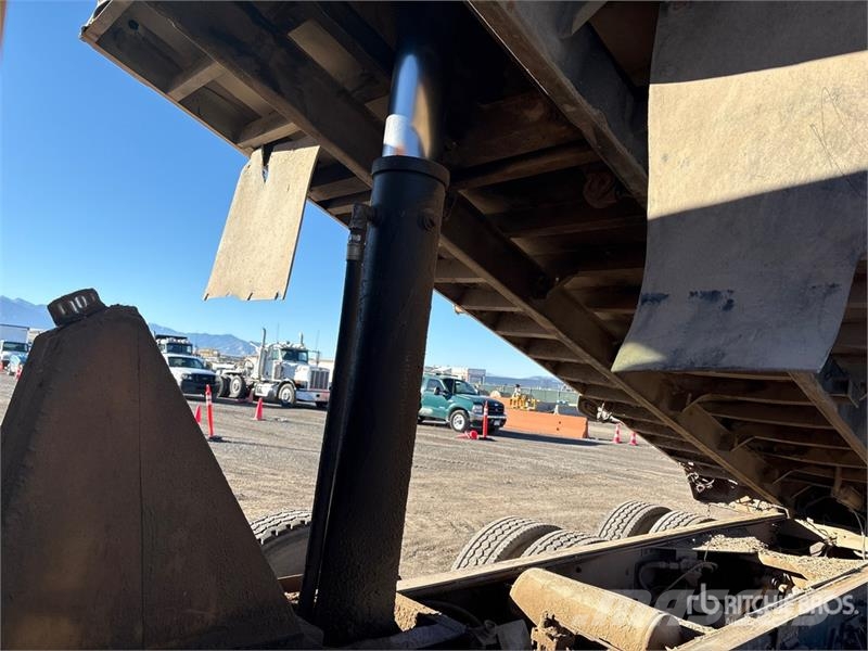 Freightliner FL112 8x4 Tri/A Dump Truck Самоскиди