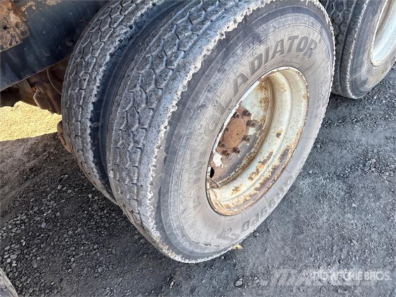 Freightliner FL112 8x4 Tri/A Dump Truck Самоскиди