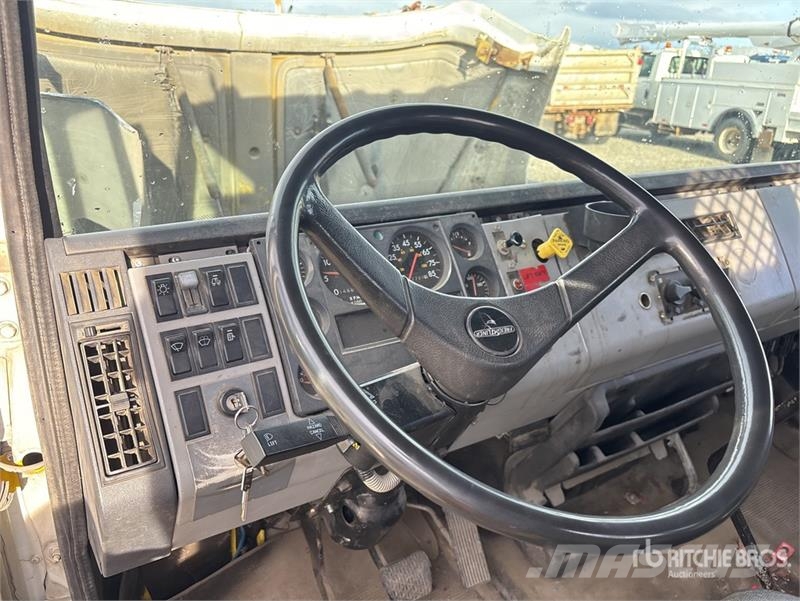 Freightliner FL70 4x2 Flatbed Truck Вантажівки-платформи/бокове розвантаження