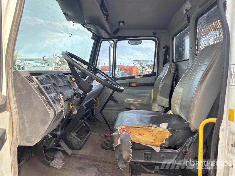 Freightliner FL70 4x2 Flatbed Truck Вантажівки-платформи/бокове розвантаження