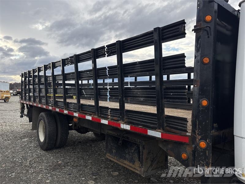 Freightliner FL70 4x2 Flatbed Truck Вантажівки-платформи/бокове розвантаження
