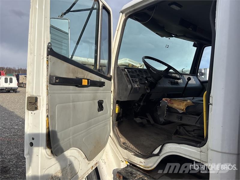 Freightliner FL70 4x2 Flatbed Truck Вантажівки-платформи/бокове розвантаження