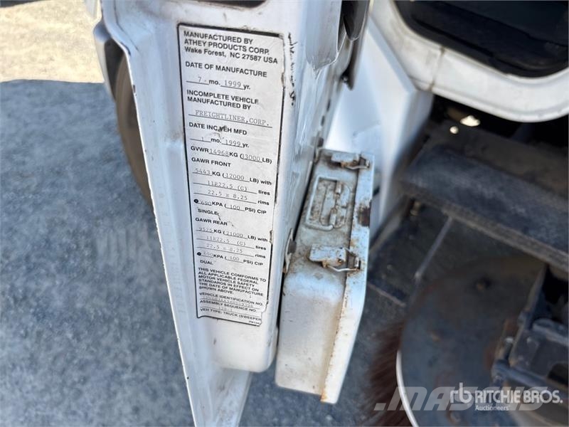 Freightliner FL70 Sweeper Truck Pometalni stroji