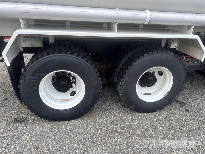 Freightliner FL80 4000 gal 6x4 Water Truck Water bowser