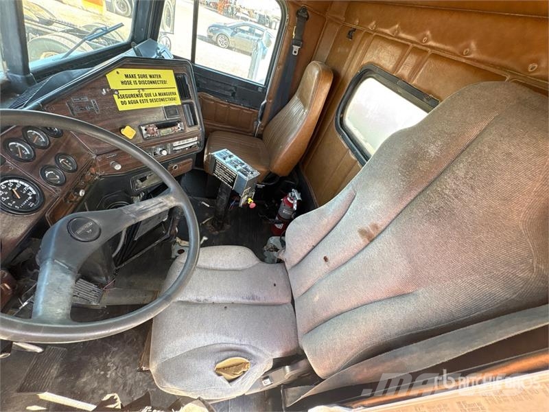 Freightliner FLD120 4000 gal 6x4 Water Truck (Inoperable) Camiones cisterna