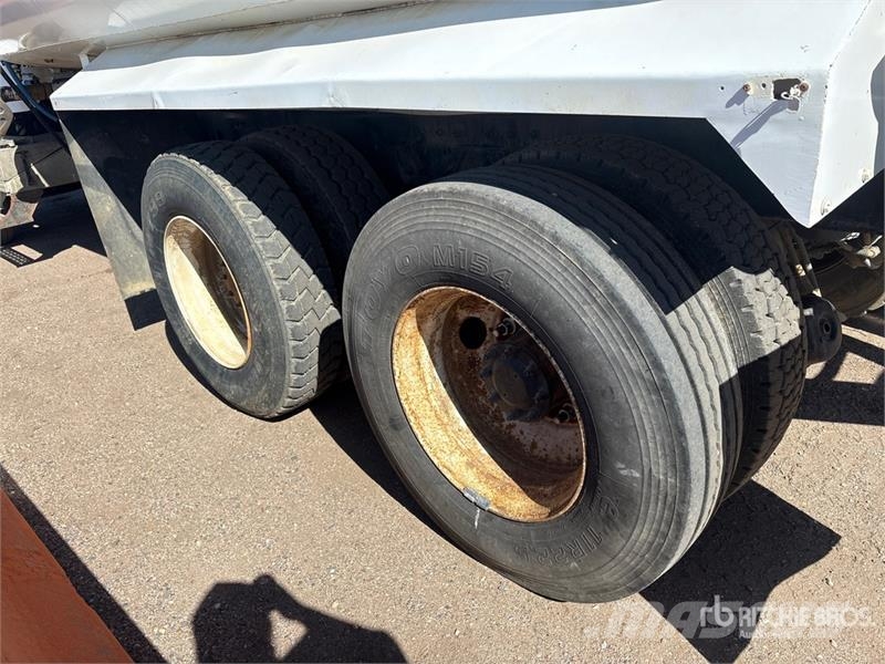 Freightliner FLD120 4000 gal 6x4 Water Truck (Inoperable) Camiones cisterna